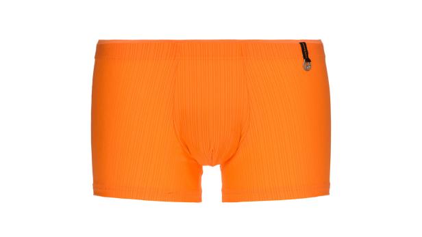 Eine orangefarbene Herren-Boxershorts vor einem weißen Hintergrund.