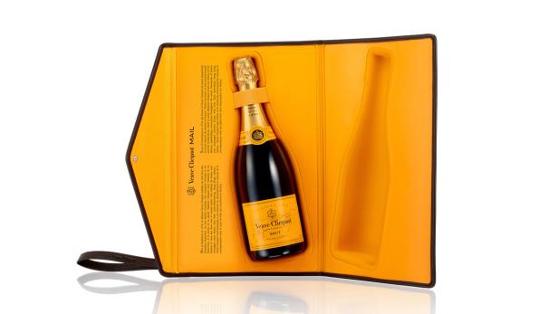 Eine Flasche Veuve Clicquot Champagner in einer orangefarbenen Geschenkverpackung.