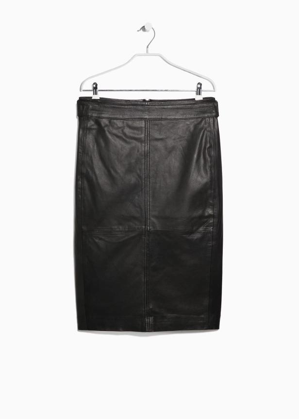 Ein schwarzer Lederrock hängt an einem weißen Kleiderbügel.