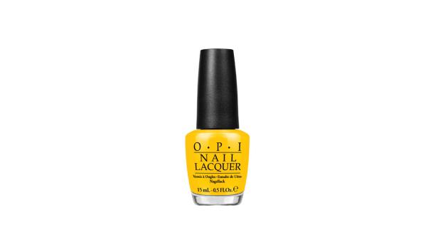 Eine Flasche gelber Nagellack der Marke OPI.