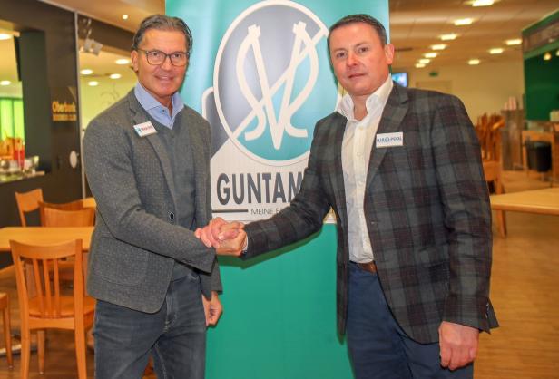 Vereinsboss Roland Daxl (re.) begrüßt den neuen Trainer und Sportdirektor Gerald Baumgartner (li.).