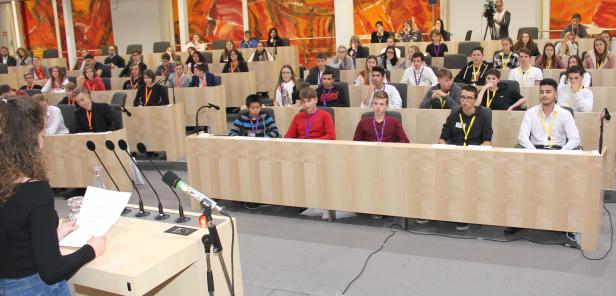 Jugendparlament: „Mehr und aktuellere politische Bildung!“