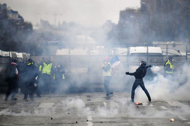 "Gelbwesten-Proteste" in Paris werden zunehmend gewalttätiger