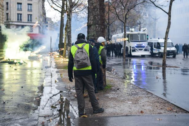 Frankreich: Die "Gelbwesten" lassen Paris brennen