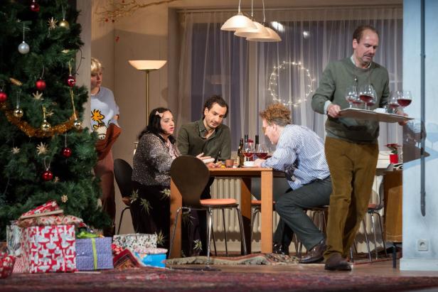 Burgtheater-Premiere: Weihnachtskatastrophen machen niemals Pause