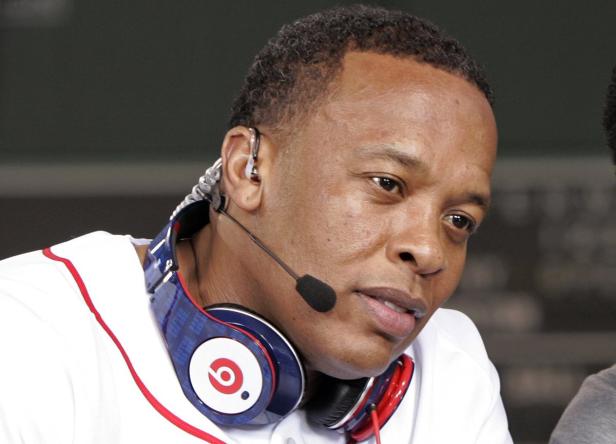 Dr. Dre attends MLB 2010 season opener to watch t Dr. Dre trägt Kopfhörer und ein Headset-Mikrofon.