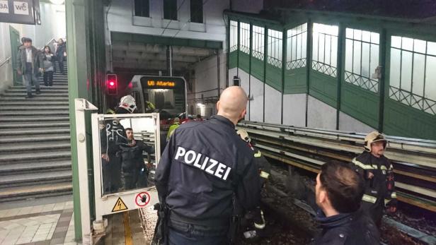 Parkbank auf U-Bahngleise geworfen: Polizei sucht Zeugen