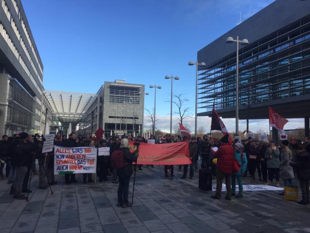 Demo gegen Flüchtlingspolitik von FP-Landesrat Waldhäusl