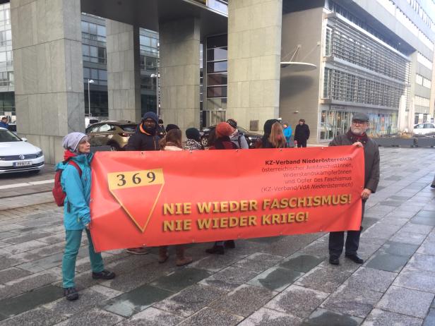 Demo gegen Flüchtlingspolitik von FP-Landesrat Waldhäusl