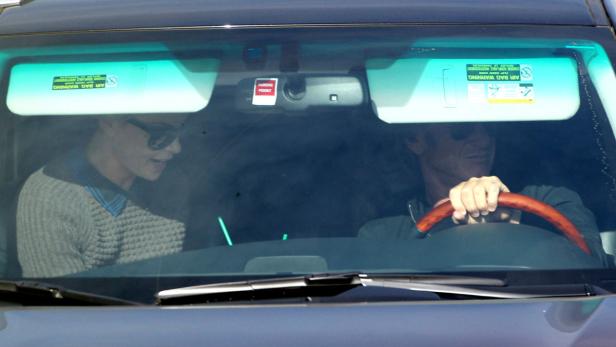 Charlize Theron sitzt als Beifahrerin in einem Auto, während Sean Penn fährt.