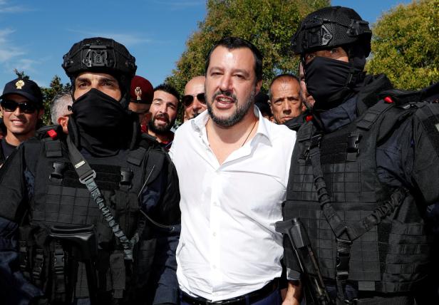 Pamela Anderson zieht über Italiens Innenminister Salvini her