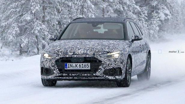 Ein mit einem Musterdesign getarntes Auto fährt auf einer schneebedeckten Straße.
