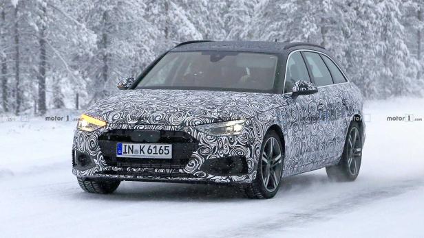 Ein mit einem Musterdesign getarnter Audi A4 Avant fährt im Schnee.