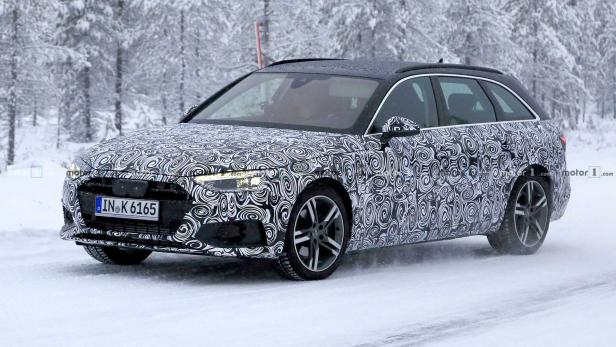 Ein mit einem Musterdesign versehener Audi Kombi fährt auf einer schneebedeckten Straße.