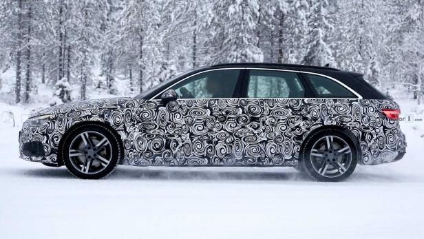 Ein mit einem Spiralmuster getarntes Auto fährt auf einer schneebedeckten Straße.