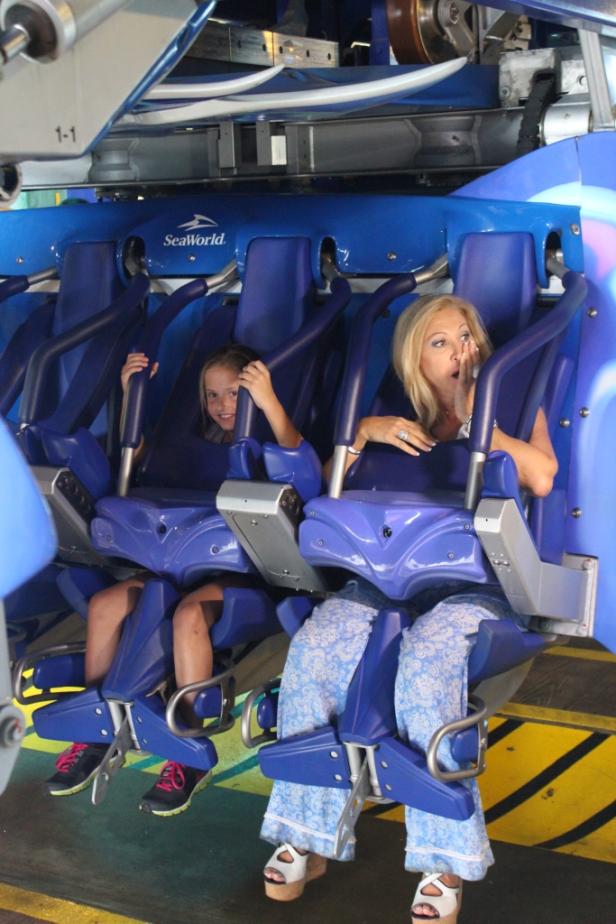 Eine Frau und ein Mädchen sitzen in einer Achterbahn im SeaWorld Freizeitpark.