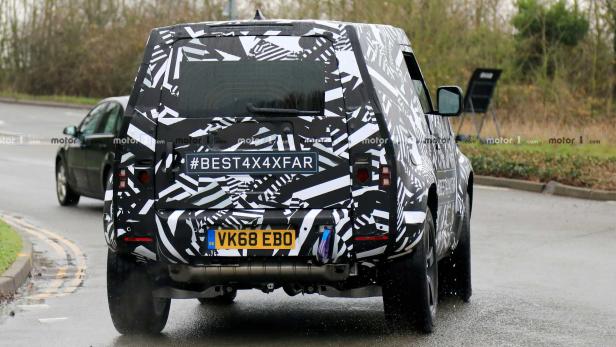 Ein Prototyp des Land Rover Defender mit Tarnmuster auf einer Testfahrt.