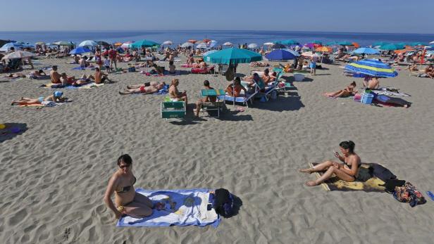 Menschen genießen die Sonne am italienischen Strand von Ostia