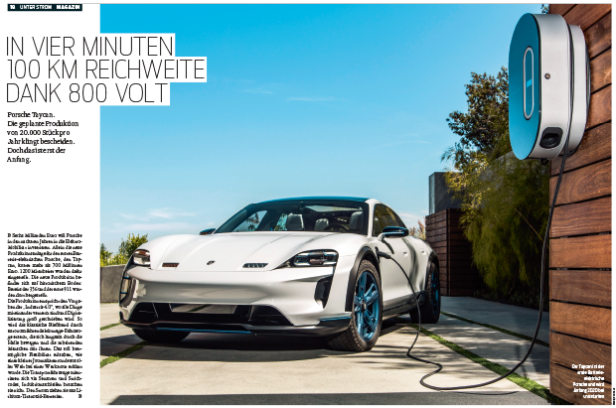 Ein weißer Porsche Taycan wird an einer Ladestation im Freien aufgeladen.