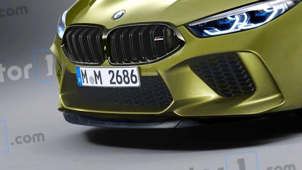 Nahaufnahme der Front eines gelben BMW mit schwarzem Kühlergrill und Nummernschild.