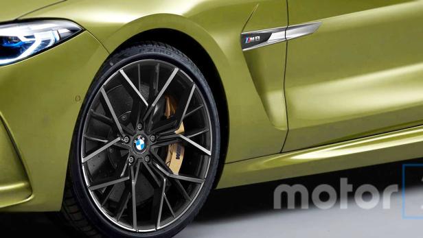 Detailansicht eines olivgrünen BMW M4 mit schwarzen Felgen und goldenen Bremssätteln.