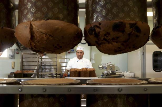 A prison baker prepares panettone cakes at Pasticceria Giotto in Padua's Due Palazzi prison Panettone: Was man über diesen Weihnachtskuchen wissen muss