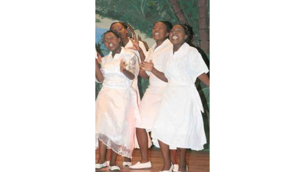 Tanz, Gesang und Schauspiel starker junger Frauen
