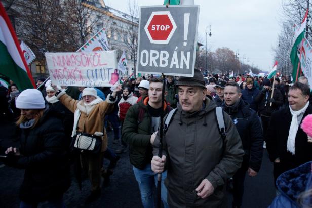 HUNGARY-LABOUR-POLITICS-DEMONSTRATION Ungarn-Proteste: Oppositionspolitiker drangen in TV-Sender ein