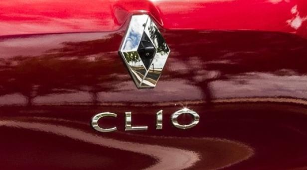 Das Logo und der Schriftzug „Clio“ auf einem roten Renault.