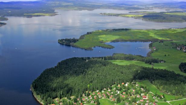 Ein rund 100 km langer Radweg führt rund um den Moldaustausee. Alle Ufer sind frei zugänglich