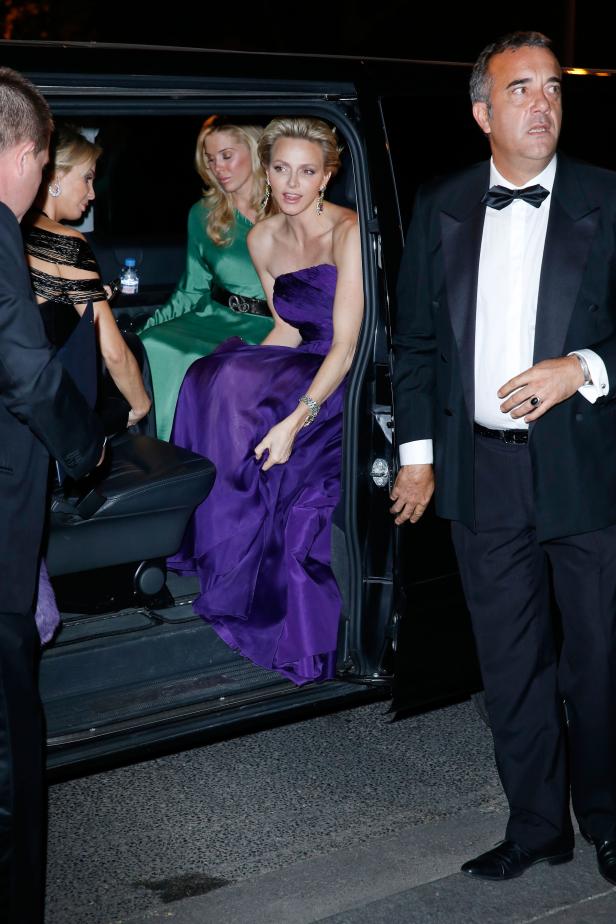 Fürstin Charlène steigt in einem violetten Abendkleid aus einem Auto.