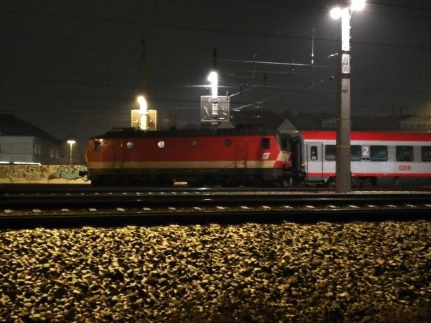 Wien: ÖBB-Lok entgleiste, Zug evakuiert