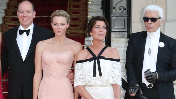 Fürst Albert II. von Monaco, Charlène von Monaco, Prinzessin Caroline von Hannover und Karl Lagerfeld posieren zusammen.