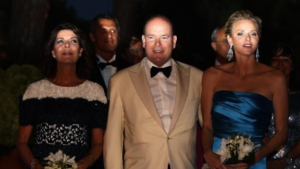 Fürst Albert II. von Monaco mit Prinzessin Caroline und Charlène von Monaco bei einer Veranstaltung.