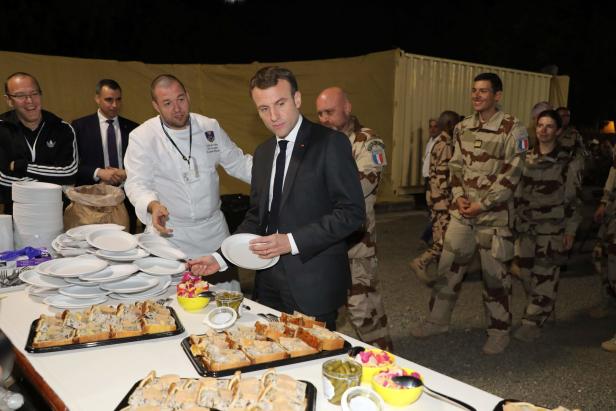 Zuhause die Gelbwesten, Macron reist mit Süßem in den Tschad
