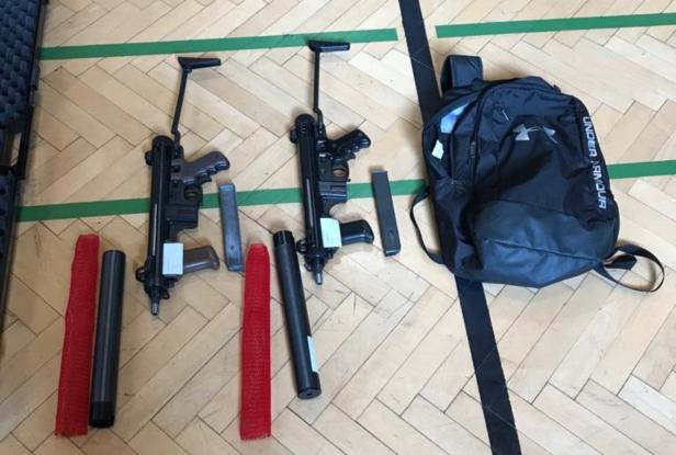 Mehr als 100 Schusswaffen: Tiroler Polizei hob Waffenlager aus