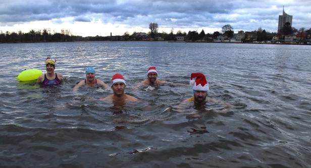 Die kälteste Weihnachtsfeier Wiens - in 2,9 Grad kaltem Wasser