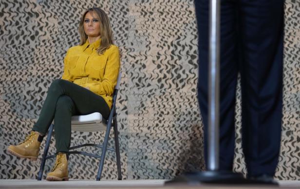 Besuch der US-Truppen: Melania Trumps Schuhe sorgen für Spott