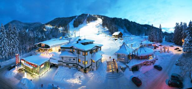Panoramaaufnahme des Zauberberg-Skigebiets in Semmering bei Nacht, bedeckt mit Schnee.