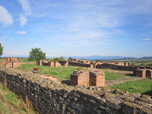 Überreste einer alten römischen Festung unter blauem Himmel.