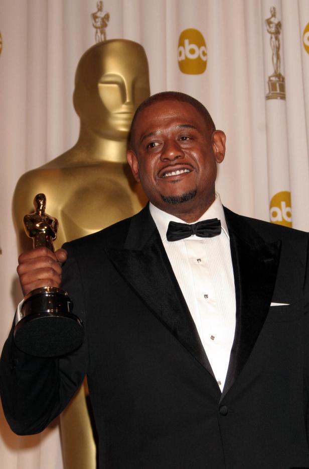 Forest Whitaker hält eine Oscar-Statue in der Hand.