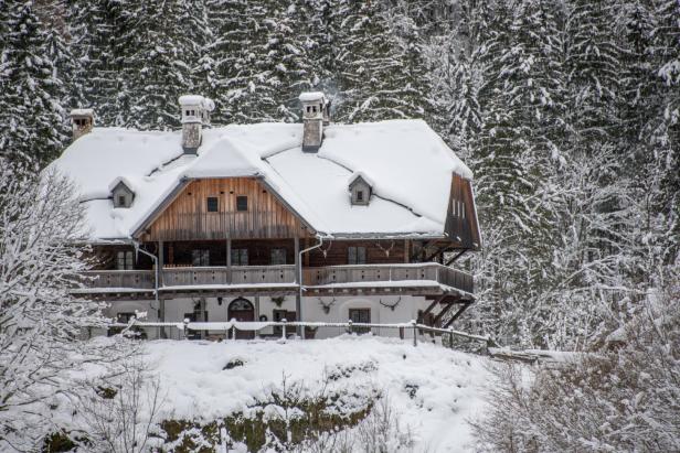 Hirschfütterung in einer wunderbaren Winteridylle