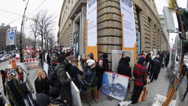 Eine Menschenmenge steht vor einem Gebäude mit der Aufschrift „Open House“.