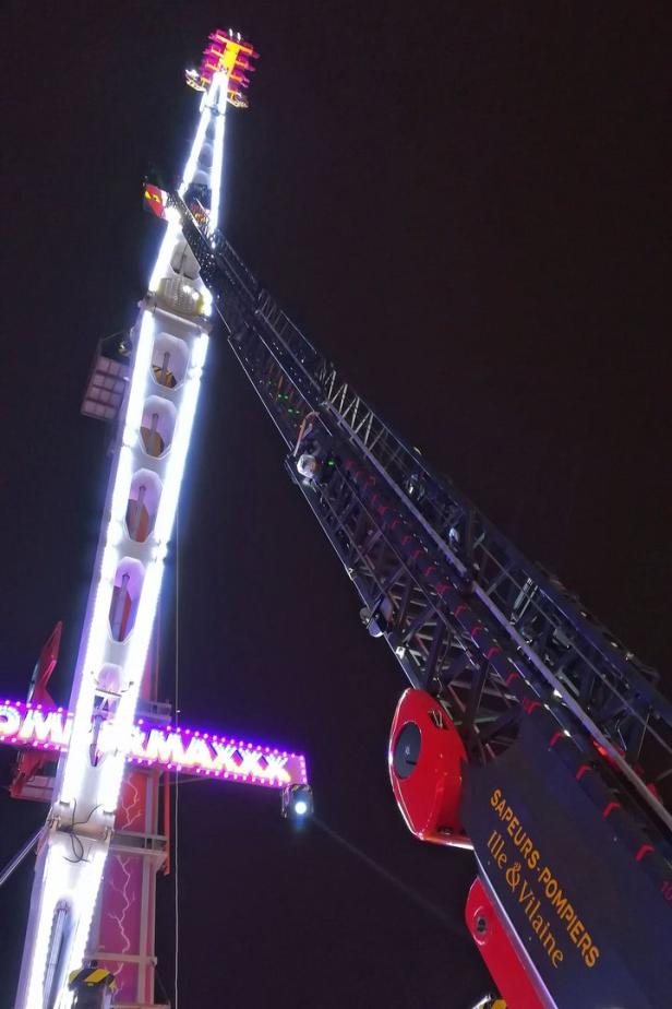 Dramatische Neujahrsnacht für Jahrmarktbesucher in schwindelnder Höhe