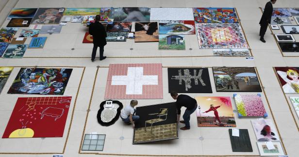 Eine Ausstellung mit verschiedenen Kunstwerken auf dem Boden.