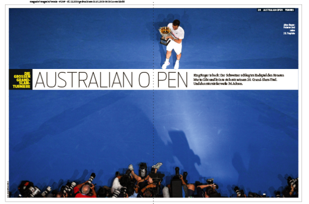 Roger Federer feiert seinen Sieg bei den Australian Open mit der Trophäe.