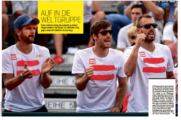 Drei Männer jubeln mit T-Shirts in den österreichischen Nationalfarben auf einer Tribüne.