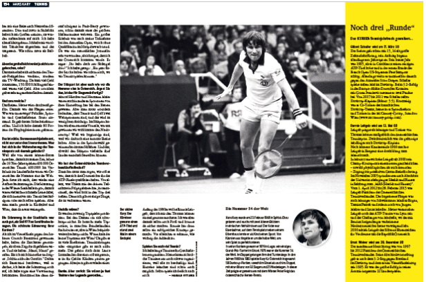 Ein Tennisspieler in Aktion während eines Spiels.