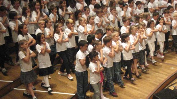 1500 Kinder schlichten Streit - singend