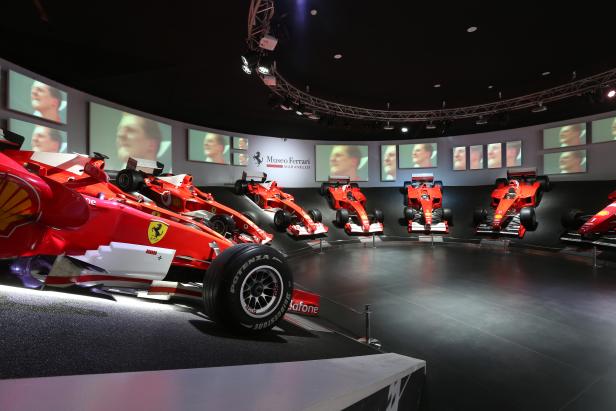 Ausstellung von roten Ferrari-Formel-1-Rennwagen im Museo Ferrari in Maranello.